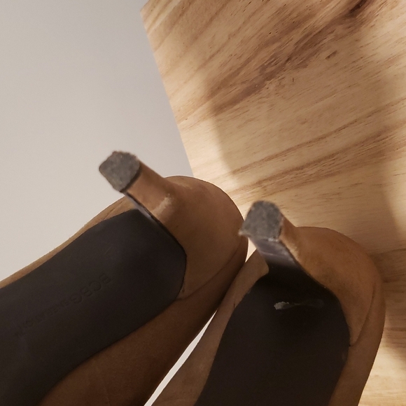 🔶️5 for $30🔶️ BCBGeneration Platform Taupe Suede Rosette Pumps - Picture 7 of 12